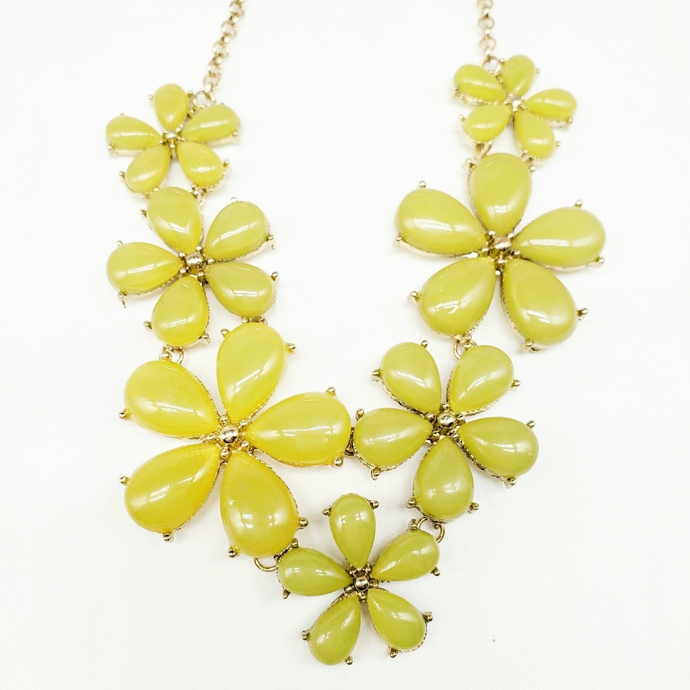 🌈 Pale Green Flower Statement Chunky Necklace